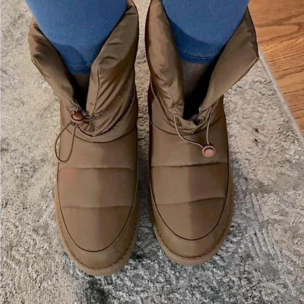 Brand new never worn snow boots